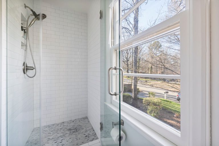 Fenêtre dans une douche